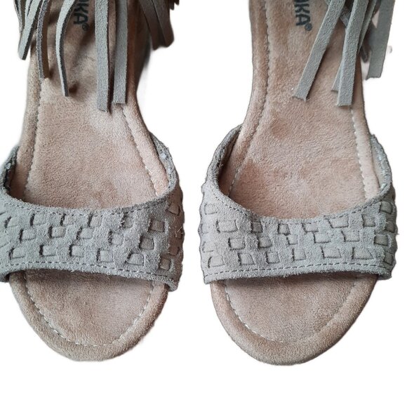 Minnetonka Isabel Fringed Wedge Sandals Beige Suede Heels US 8 Boho Cowgirl - Picture 4 of 9